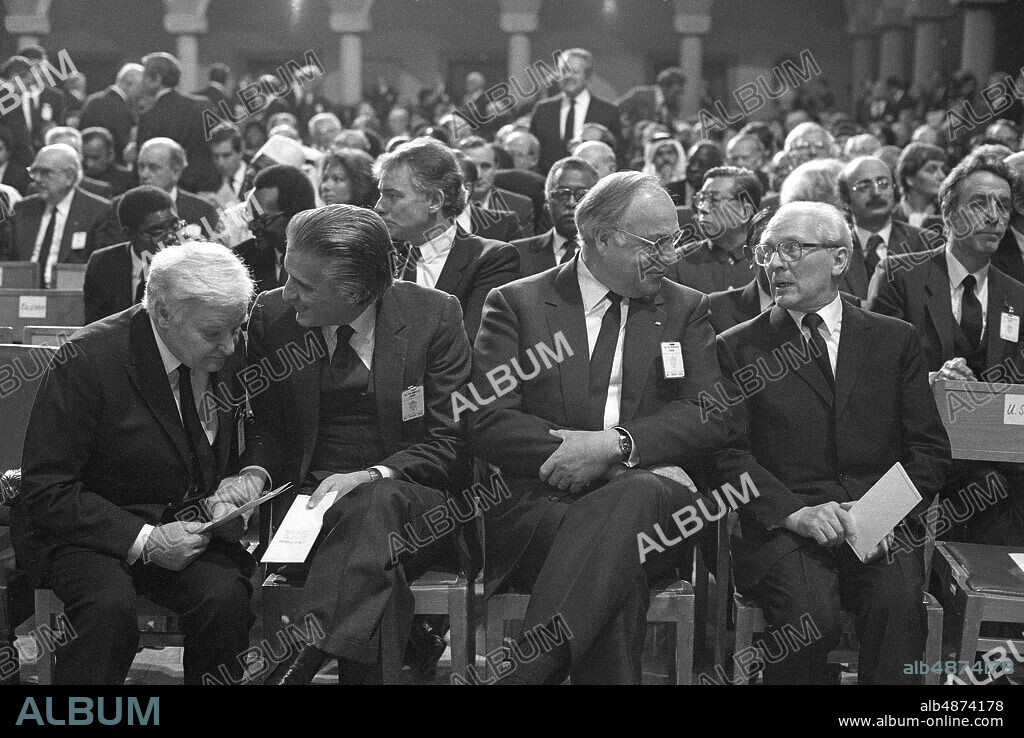 STOCKHOLM 1986-03-15. A number of politicians took part in the memorial service for Olof Palme in Stockholm City Hall. From left unknown, unknown, Helmut Kohl, West German Chancellor and Erich Honecker, political leader of the GDR, East Germany.. Photo: Jan Collsiöö / TT / Code: 1001.