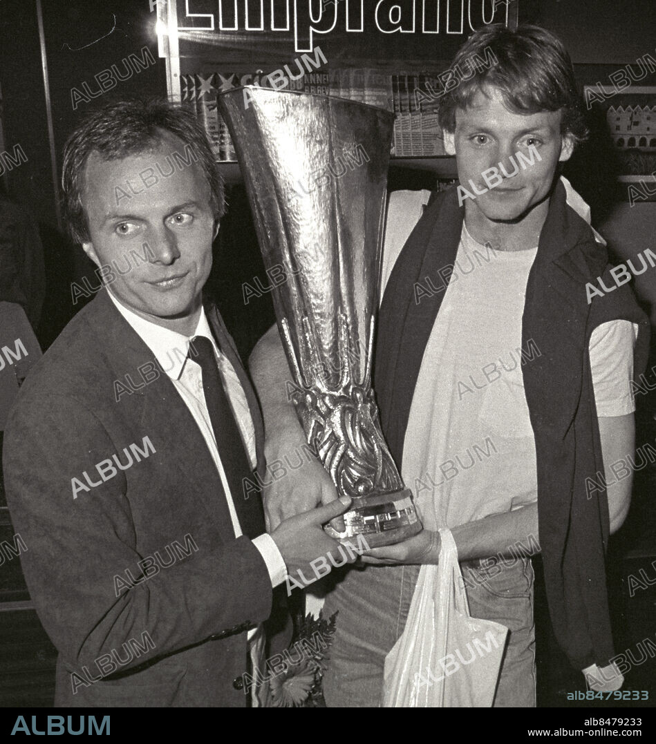 HAMBURG 19820519. IFK Göteborgs tränare Sven-Göran Eriksson (t.v.) och anfallare Torbjörn Nilsson firar i badkaret med segerbucklan efter matchen mot Hamburger Sport-Verein i den andra matchen i UEFA Cup finalen i fotboll på Volksparkstadion i Hamburg, Västtyskland, 19 maj 1982. IFK vann finalerna med sammanlagt 4-0 via 1-0 i den första finalmatchen hemma i Göteborg och 3-0 borta i Hamburg. IFK Göteborg blev därmed Sveriges första klubblag att vinna en titel i någon av de europeiska cuperna.. Foto: Sören Karlson / XP / SCANPIX / kod 28 **AFTONBLADET OUT**.