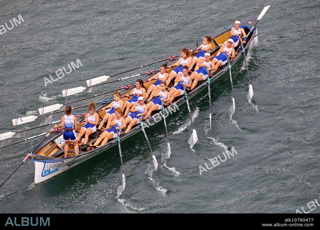 Trainera, Trawler regatta, Urumea river, Donostia, San Sebastian, Gipuzkoa, Basque Country, Spain, Europe.
