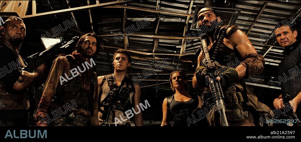 DAVE BAUTISTA, JORDI MOLLA, KATEE SACKHOFF, NOLAN GERARD FUNK und RAOUL TRUJILLO in RIDDICK, 2013, unter der Regie von DAVID TWOHY. Copyright RADAR PICTURES.