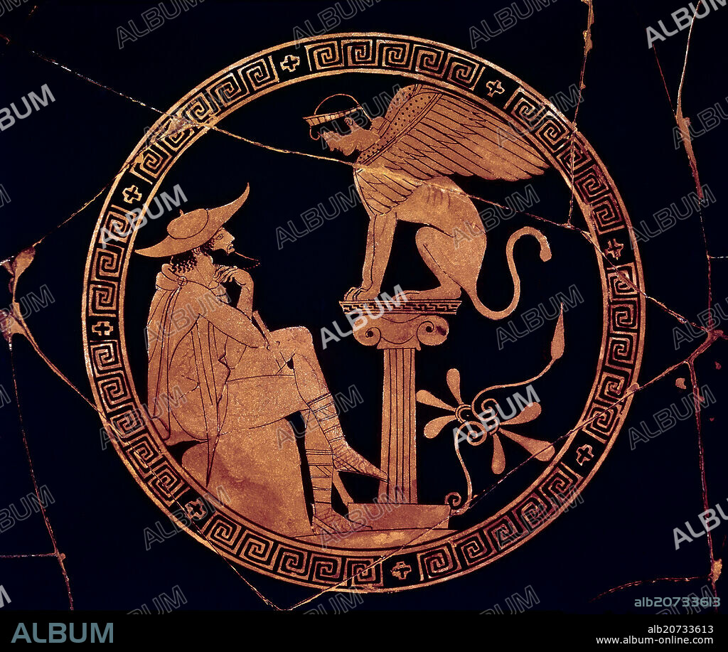 KYLIX ATICA DE FIGURAS ROJAS, EPISODIO DE EDIPO VESTIDO DE VIANDANTE, EN TEBAS, ESCUCHA EL ENIGMA DE LA ESFINGE, VULCI 480/470 AC, 26,4 cm DE DIAMETRO.