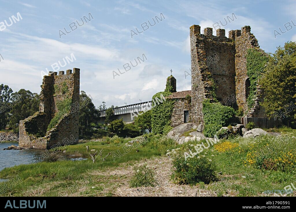 GALICIA. CATOIRA. Vista de los restos de las TORRES DEL OESTE, reconstruídas en el siglo IX por Alfonso III el Magno como fortaleza defensiva frente a normandos y sarracenos, y reformadas en el XII. Junto a ellas, la CAPILLA DE SANTIAGO, erigida en el s. XII por el obispo Gelmírez. Declarado Monumento Nacional en 1970. Provincia de Pontevedra. España.