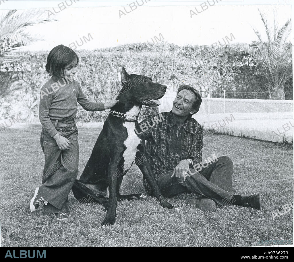 Playa de San Juan (Alicante), mayo de 1973. El actor Alberto Closas posa con su hija Catalina en su chalé de Playa de San Juan, cerca de Alicante, en donde se repone de una reciente operación de úlcera.