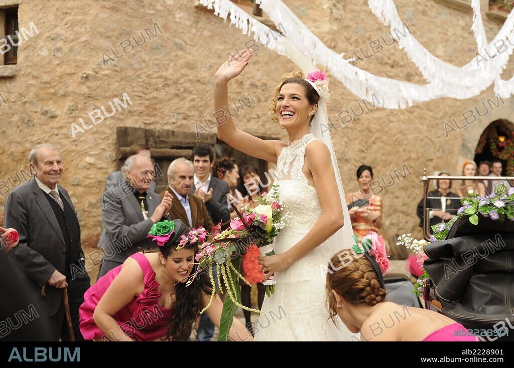 LAURA SANCHEZ en TRES BODAS DE MAS, 2012, dirigida por JAVIER RUIZ CALDERA. Copyright ANTENA 3 FILMS/APACHES ENTERTAINMENT/CISKUL/THINK STUDIO.