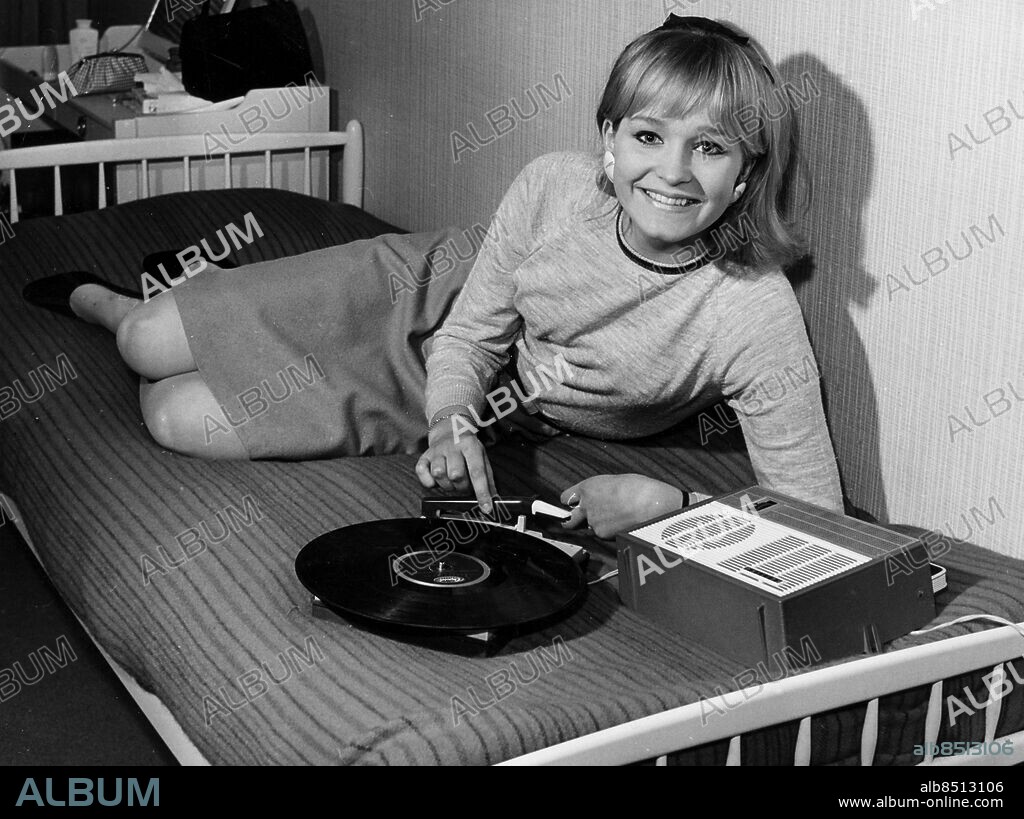 ARKIV 1967 - Bonnierarkivet. Göteborgsflickan Birgitta Haglind, 17 år har korats till Miss Tonåring. Nu hoppas hon få ledigt från gymnasiet för att åka till USA och tävla om titeln Miss Teenager.. Foto: Reportagebild Kod: 37. SCANPIX SWEDEN.