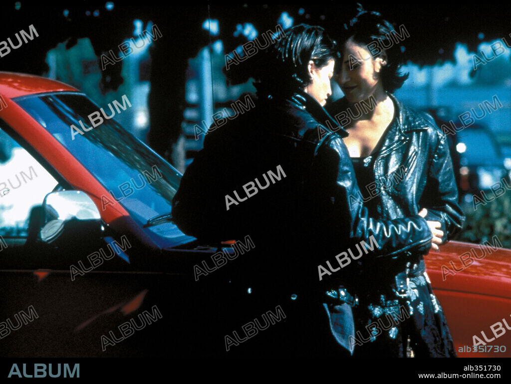 GINA GERSHON and JENNIFER TILLY in BOUND, 1996, directed by ANDY WACHOWSKI and LARRY WACHOWSKI. Copyright DINO DE LAURENTIS.
