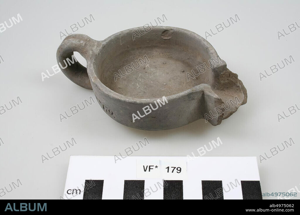 Earthen lamp with unadorned mirror. Loeschcke type I or IV or Leibundgut III, shoulder shape with one groove. Cream earth with light brown to dark brown paint. Spout broken off, two-piece ear, filling hole in the middle, standing area. No representation on the mirror., Oil lamp, pottery, 8 x 5,1 x 3,5 cm, roman 15-50, Netherlands, Utrecht, Bunnik, Vechten, Houtense Vlakte.