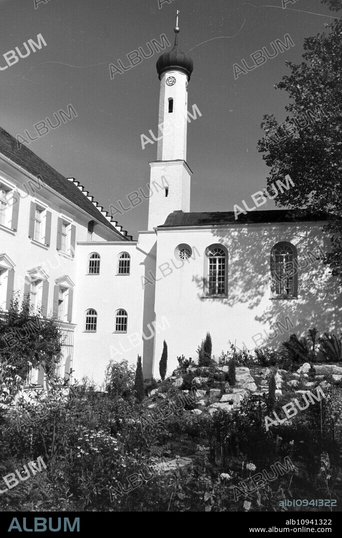 View of the garden and spire of Hartmannsberg castle, the residence of sculptor Josef Thorak, Germany 1930s.