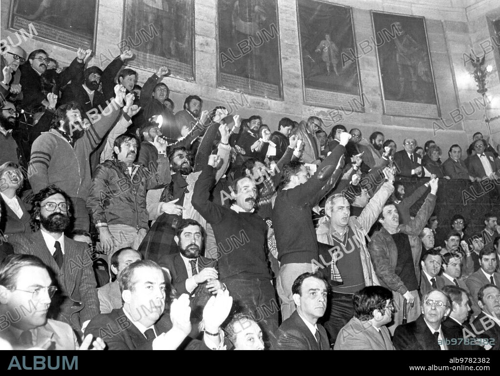 3 febrero 1981. El Rey en la casa de Juntas de Guernica cuando Iba A dar su discurso Es Interrumpido por Representantes de Herri Batasuna, se Levantaron y punto en Alto, Entonaron El "Eusko Gudariak".