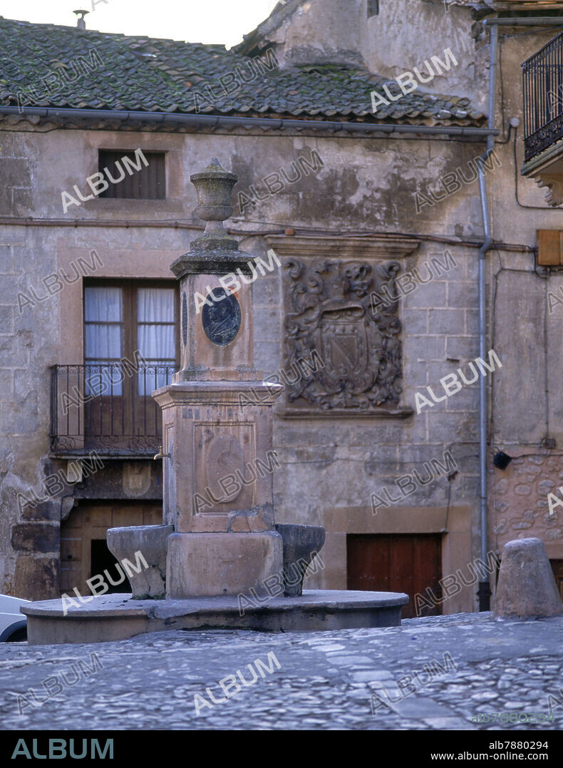 PLAZA MAYOR-FUENTE Y ESCUDO HERALDICO EN FACHADA DE CASA - FOTO AÑOS 90.