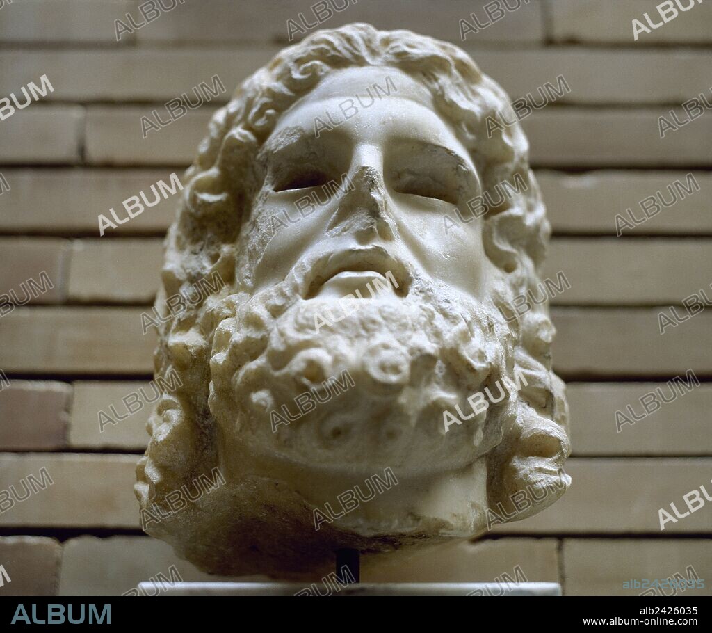 SERAPIS. Dios helenístico derivado de la unión de Osiris y Apis. Señor de los infiernos, la medicina y la fertilidad. Su culto tuvo gran importancia en Roma. CABEZA DE SERAPIS. Mitreo (siglo II d. C.). Museo Nacional de Arte Romano. Mérida. Provincia de Badajoz. Extremadura. España.