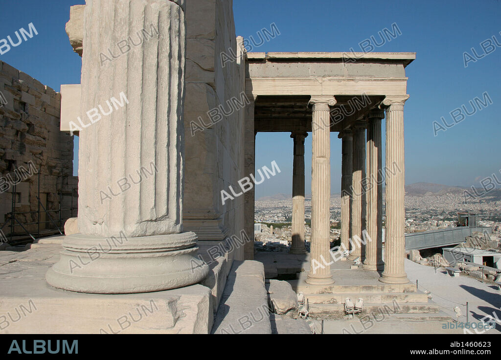ARTE GRIEGO. GRECIA. ERECTEION. Templo de estilo jónico iniciado en el año 421 a. C. por el arquitecto Filocles. Dedicado a dioses y héroes griegos. Vista del PORTICO NORTE, decorado con 4 columnas jónicas en el frente y dos en los lados. ACROPOLIS DE ATENAS. Grecia.