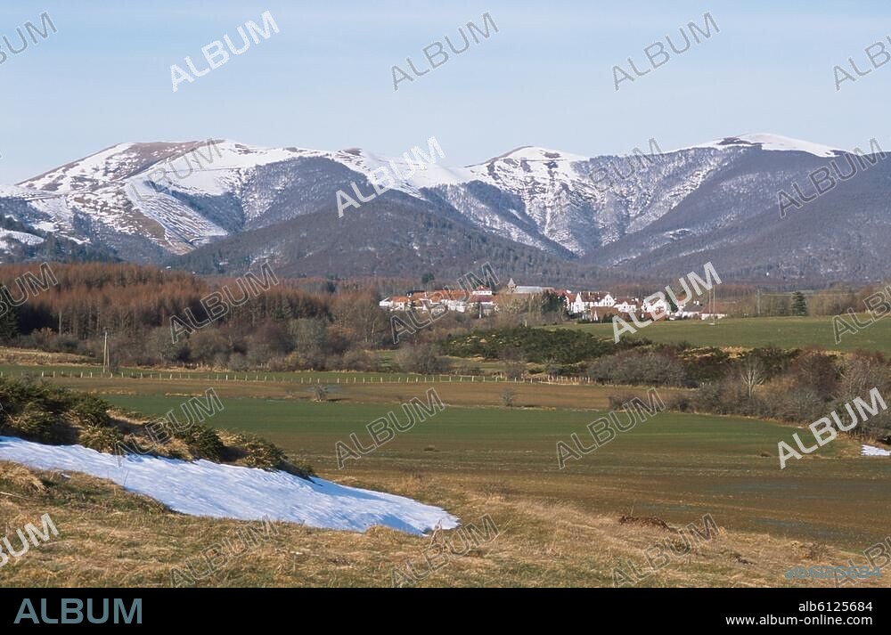 Roncesvalles (Navarra, Spanien), (Ort am Fuß der Pyrenäen am Ausgang des Ibañeta-Passes, bekannt durch die Schlacht bei Roncesvalles am 15.August 778; Station des Jakobsweges).-Ortsansicht.-Foto, 2009.