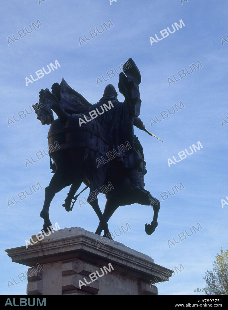 JUAN CRISTOBAL (1897-1961). ESTATUA DEL CID CAMPEADOR REALIZADA EN 1955 Y SITUADA EN LA PLAZA QUE LLEVA SU NOMBRE.