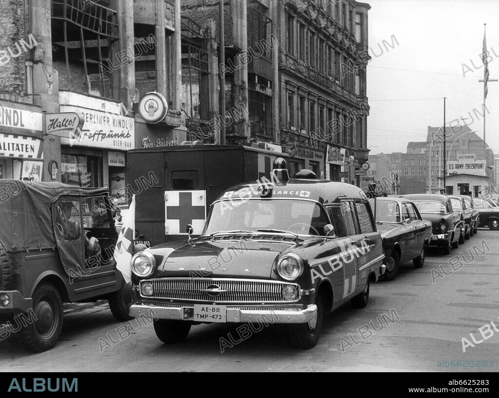 The west Allied ambulance service at Berlin Wall for injured refugees will be taken over from the US army by the French army on the 1st of September in 1962. The US ambulance car in the foreground is replaced by a larger one from the French army. 01/09/1962