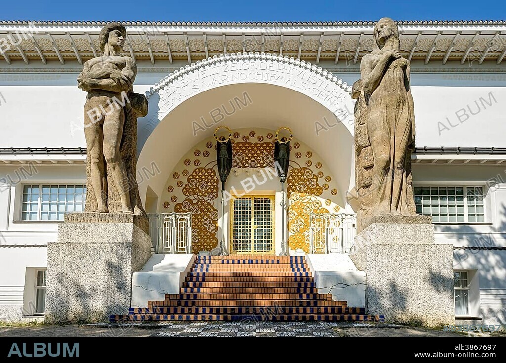 Monumental statues by Ludwig Habich and Rudolf Bosselt at the entrance, Ernst Ludwig House by Josef Maria Olbrich, Art Nouveau, Mathildenhöhe, Darmstadt, Hesse, Germany