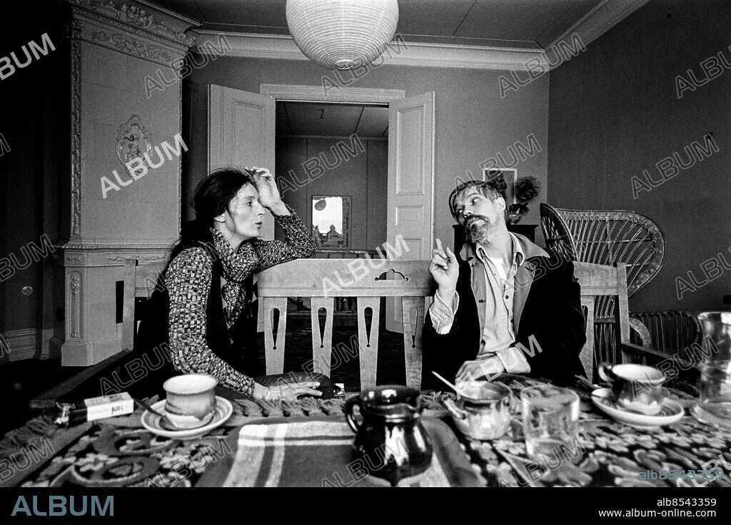 SKARA 1971-11-22.. Skådespelarna Bärbel och Per Oscarsson i sitt hem Trestena gård utanför Skara.. Foto: Bertil S-son Åberg / RiR / SVT / Kod: 5600. Bild och reportage publ. i RiR 50/71 sid. 12-13, 54 inför långfilmen Oss emellan, i TV.. RiR 20315 sv/v neg.