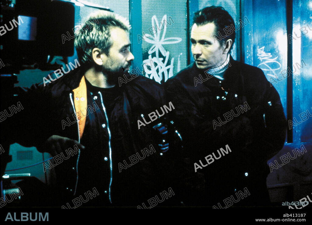 GARY OLDMAN and LUC BESSON in NIL BY MOUTH, 1997, directed by GARY OLDMAN. Copyright SONY PICTURES CLASSICS.