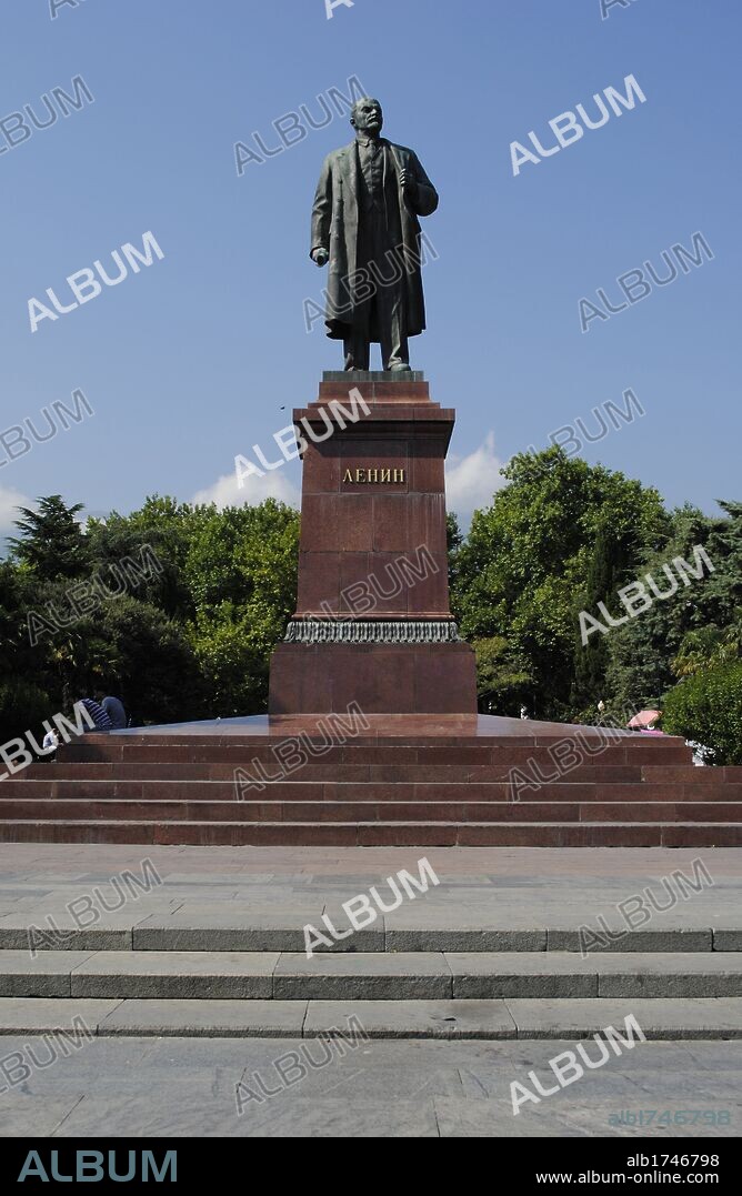 UCRANIA. REPUBLICA AUTONOMA DE CRIMEA. YALTA. Ciudad de la costa septentrional del Mar Negro. Paseo Marítimo con monumento conmemorativo al revolucionario ruso LENIN. Europa Oriental.