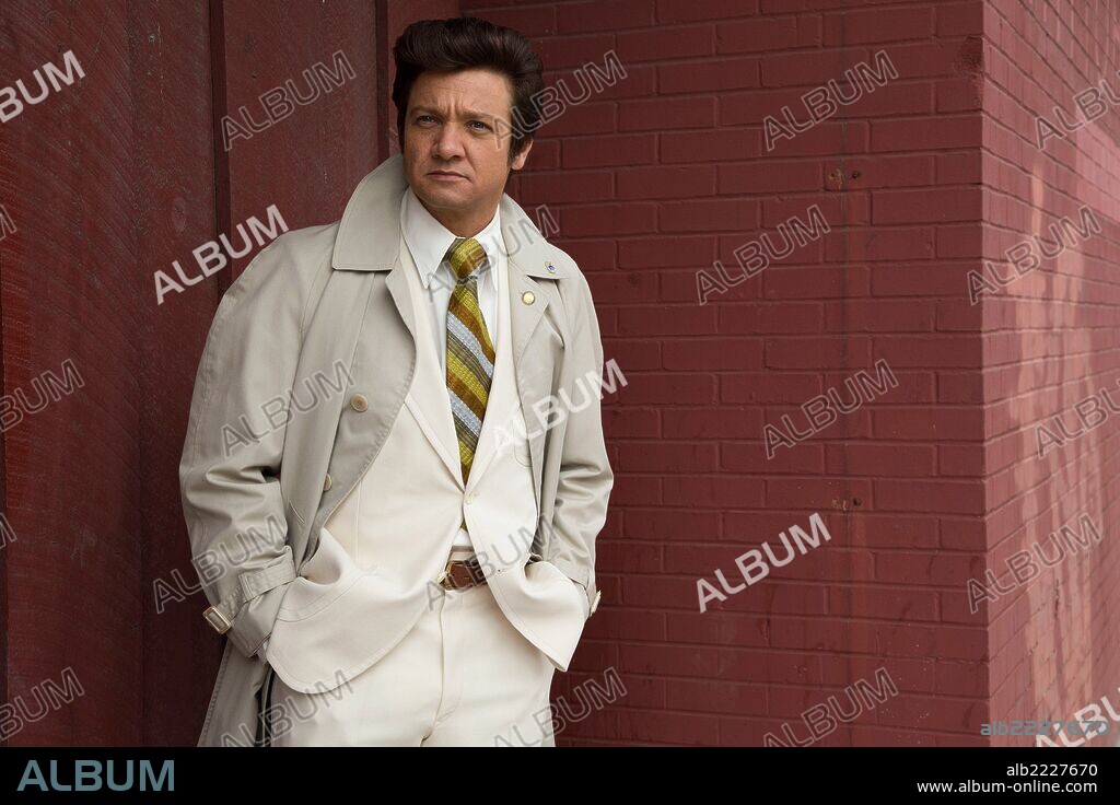 JEREMY RENNER in AMERICAN HUSTLE, 2013, directed by DAVID O. RUSSELL. Copyright ATLAS ENTERTAINMENT.