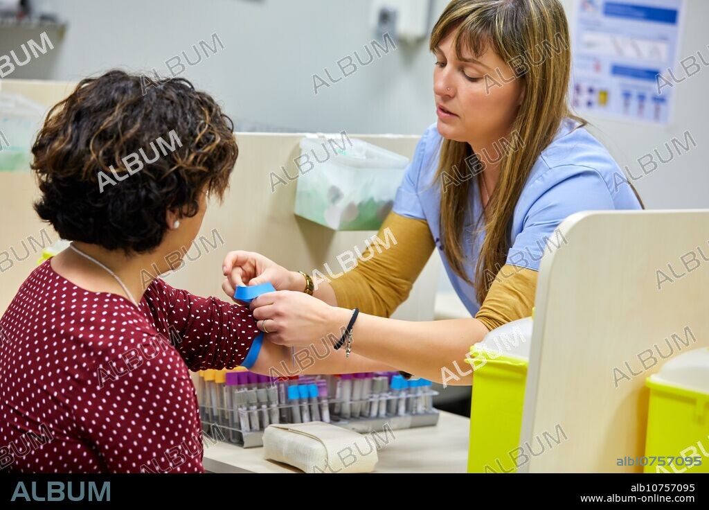 Nurse performing a blood draw, Antiguo Health Center, Donostia, San Sebastian, Gipuzkoa, Basque Country, SpainExtracción de sangre, Ambulatorio Antiguo, Centro de Salud, Osakidetza, Donostia, San Sebastian, Gipuzkoa, Basque Country.