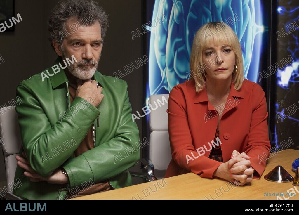 ANTONIO BANDERAS y NORA NAVAS en DOLOR Y GLORIA, 2019, dirigida por PEDRO ALMODOVAR. Copyright EL DESEO S.A / PAVON, MANOLO.