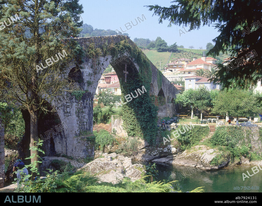 PUENTE MEDIEVAL SOBRE EL SELLA EN LA CALZADA ROMANA QUE UNIA ASTURIAS Y SANTANDER - SIGLO XIII - FOTO AÑOS 00.