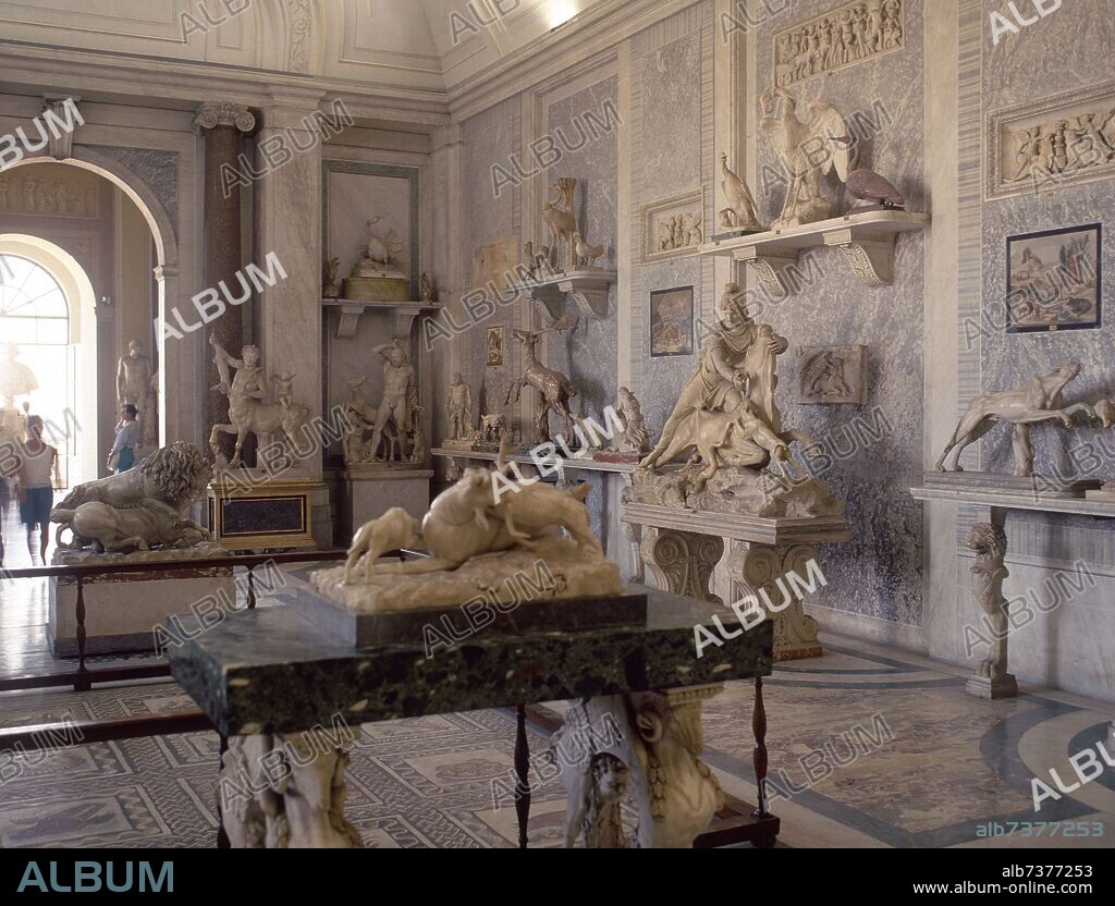 SALA DE LOS ANIMALES, CON ESTATUAS DE ANIMALES DE EPOCA ROMANA, AMPLIAMENTE RESTAURADAS A FINES DEL SETTECENTO.
