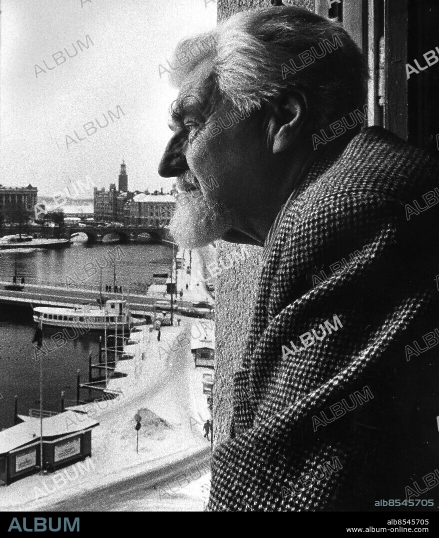 ARKIV 731202 - Österrikaren Konrad Lorenz tilldelades 1973 års Nobelpris i medicin. Här ses han tittar ut från förnstet på Grand Hotel efter ankomsten till Stockholm inför prisutdelningen i Konserthuset den 10 december. Foto: Lars Nyberg Kod: 34. COPYRIGHT SCANPIX SWEDEN.