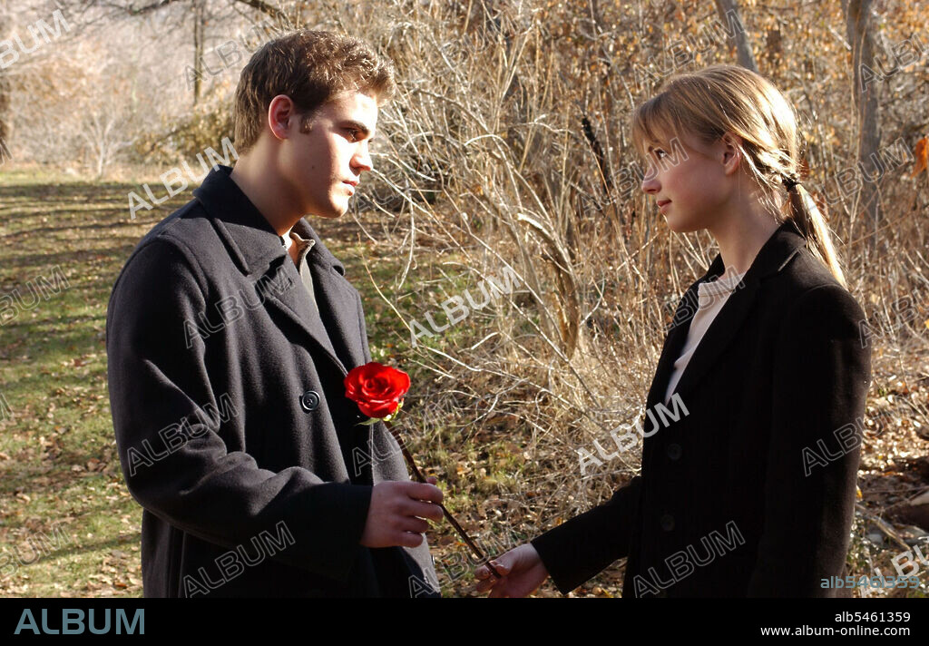 EMILY VAN CAMP and PAUL WESLEY. EMILY VANCAMP and PAUL WESLEY in EVERWOOD, 2002, directed by GREG BERLANTI. Copyright WARNER BROS. TELEVISION.