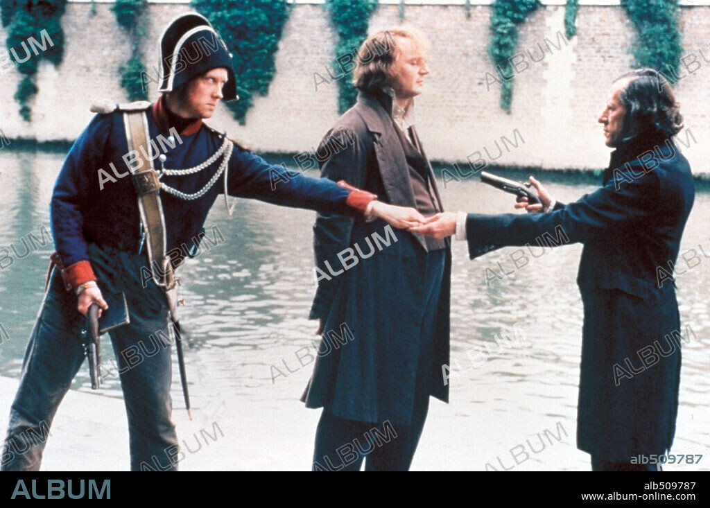 GEOFFREY RUSH y LIAM NEESON en LOS MISERABLES, 1998 (LES MISERABLES), dirigida por BILLE AUGUST. Copyright MANDALAY ENTERTAIMENT.
