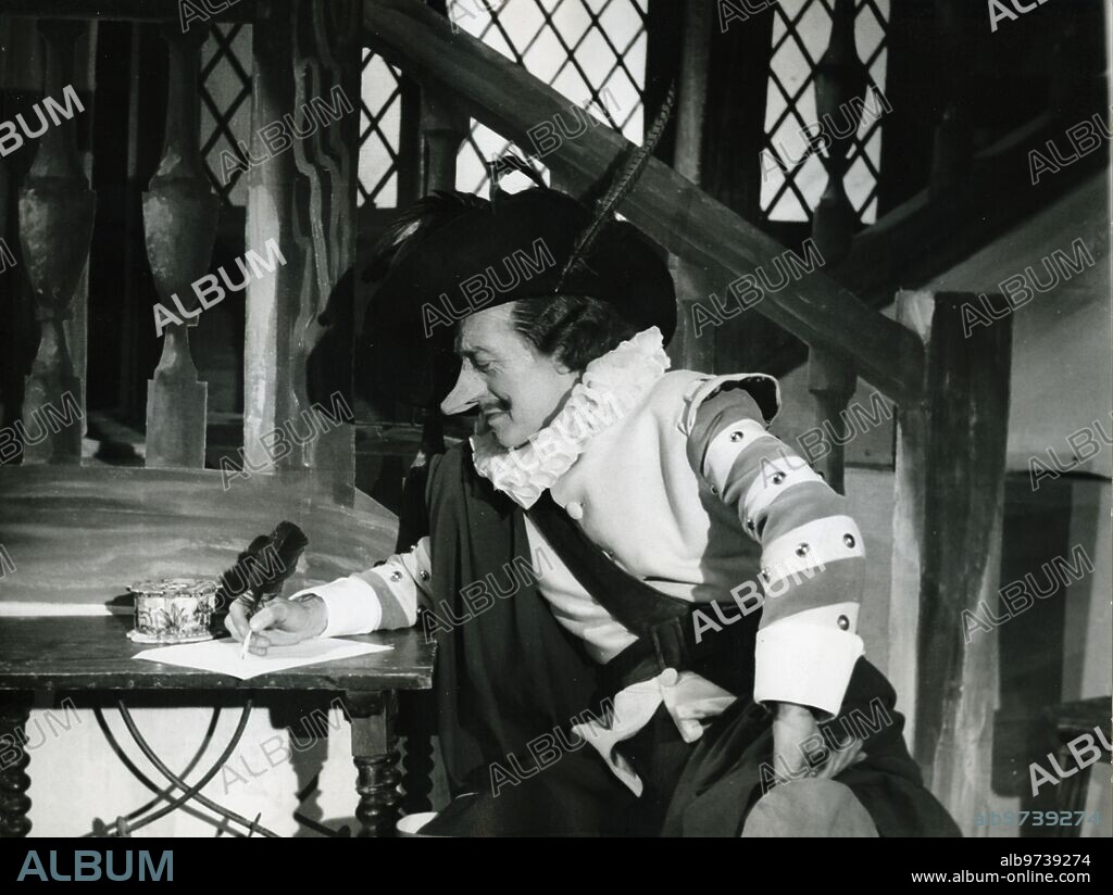 Manuel Dicenta (Cyrano), en una escena del segundo acto de la versión de Luis Fernández Ardavin del "Cyrano de Bergerac", de Rostand, estrenada en el Teatro Español, bajo la dirección de José Tamayo.