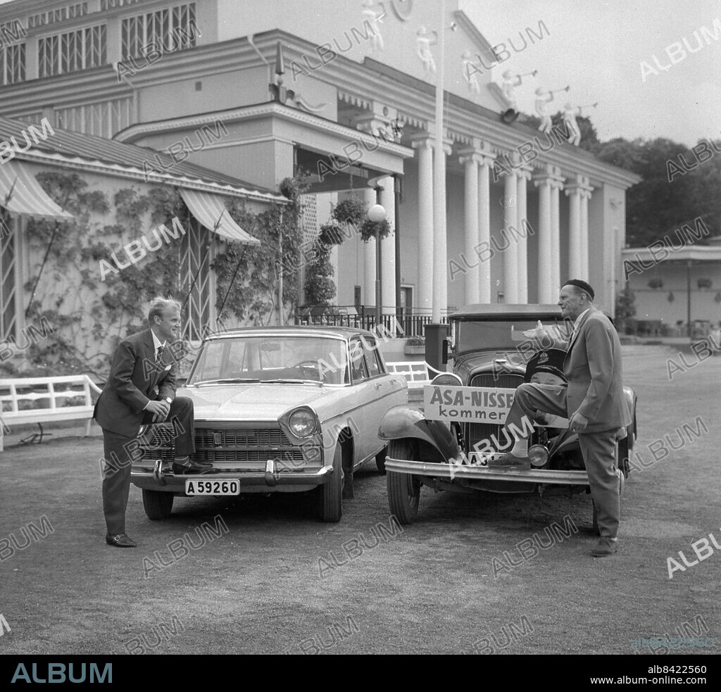 GÖTEBORG 1960-06. Åsa-Nisse (John Elfström) och Lennart "Nacka" Skoglund utanför Lisebergshallen på Liseberg. *** Local Caption *** GP jun1960_1556 Foto: Kamerareportage / TT / Kod: 2524.