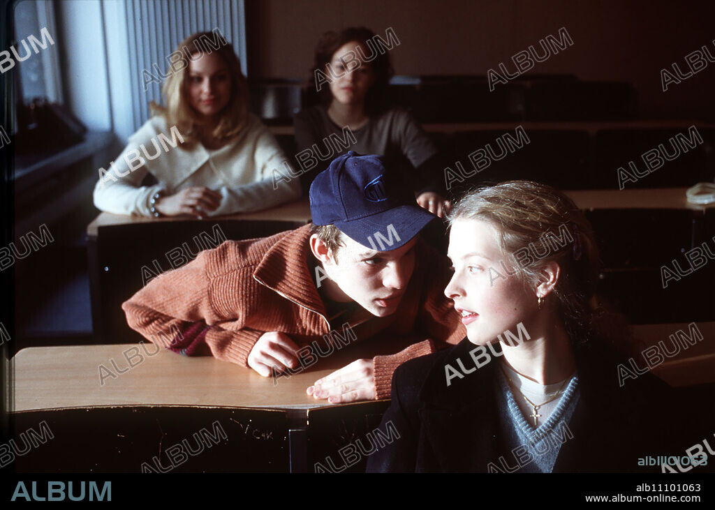 Innocent Beasts - The three friends - from left to right: Vanessa (MINA TANDER), Laura (JANINA FLIEGER) and Kathi (DIANA AMFT) - have vowed to stick together after the fatal accident of their classmate Axel (TOBIAS SCHENKE), no matter what happens. Director: Stefan Schneider / Title: INNOCENT Beasts / Germany 1999.