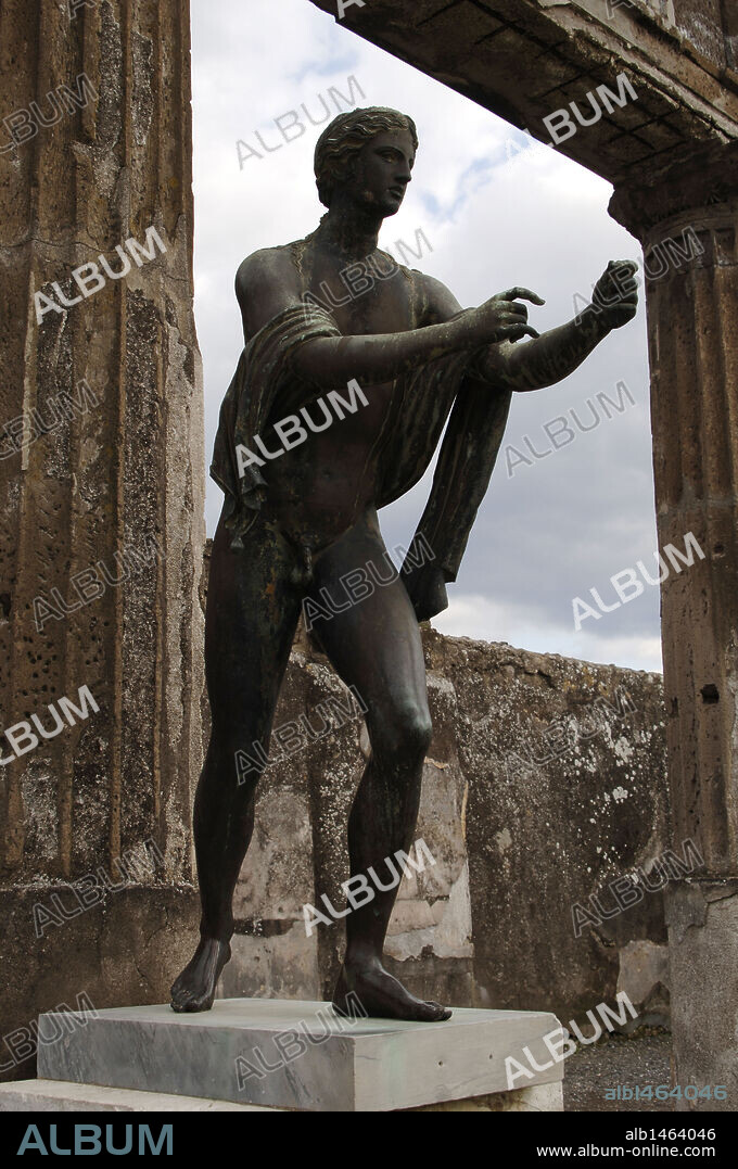 APOLO. Dios griego del día, hermano gemelo de Artemisa. Copia del APOLO ASAETEADO (el original se conserva en el Museo Arqueológico de Nápoles). Esta estatua en bronce embellecía el exterior del TEMPLO DE APOLO anexo al FORO de la ciudad romana de POMPEYA. La Campania. Italia.