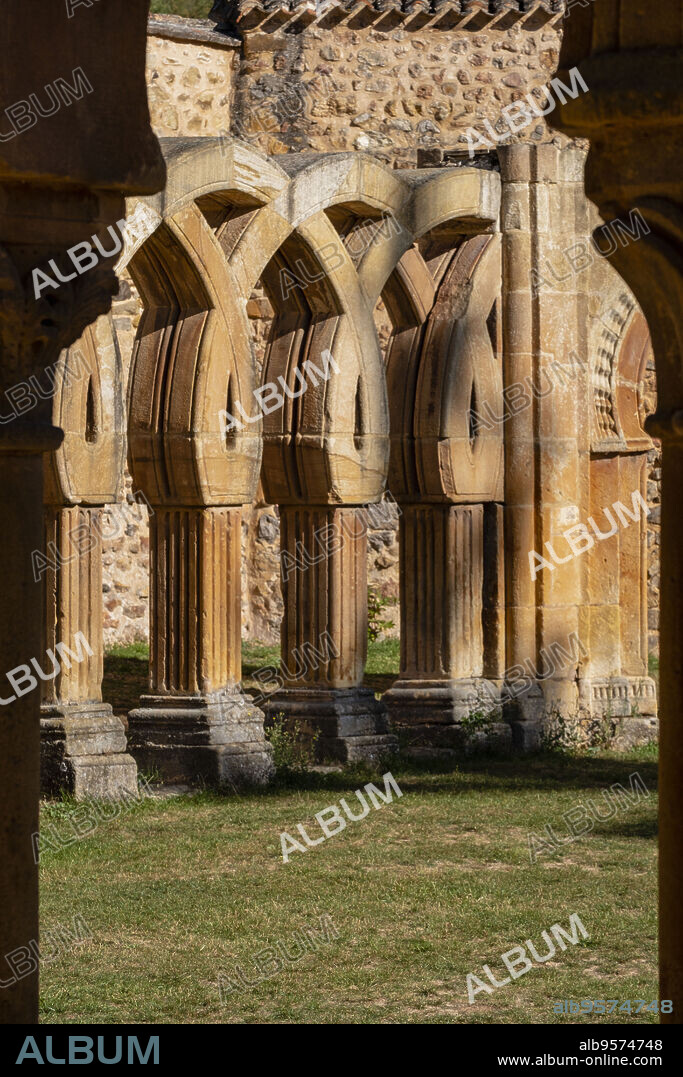 Arcos del claustro, Monasterio de San Juan de Duero, arquitectura románica castellana, siglo XII , Soria, Comunidad Autónoma de Castilla, Spain, Europe.