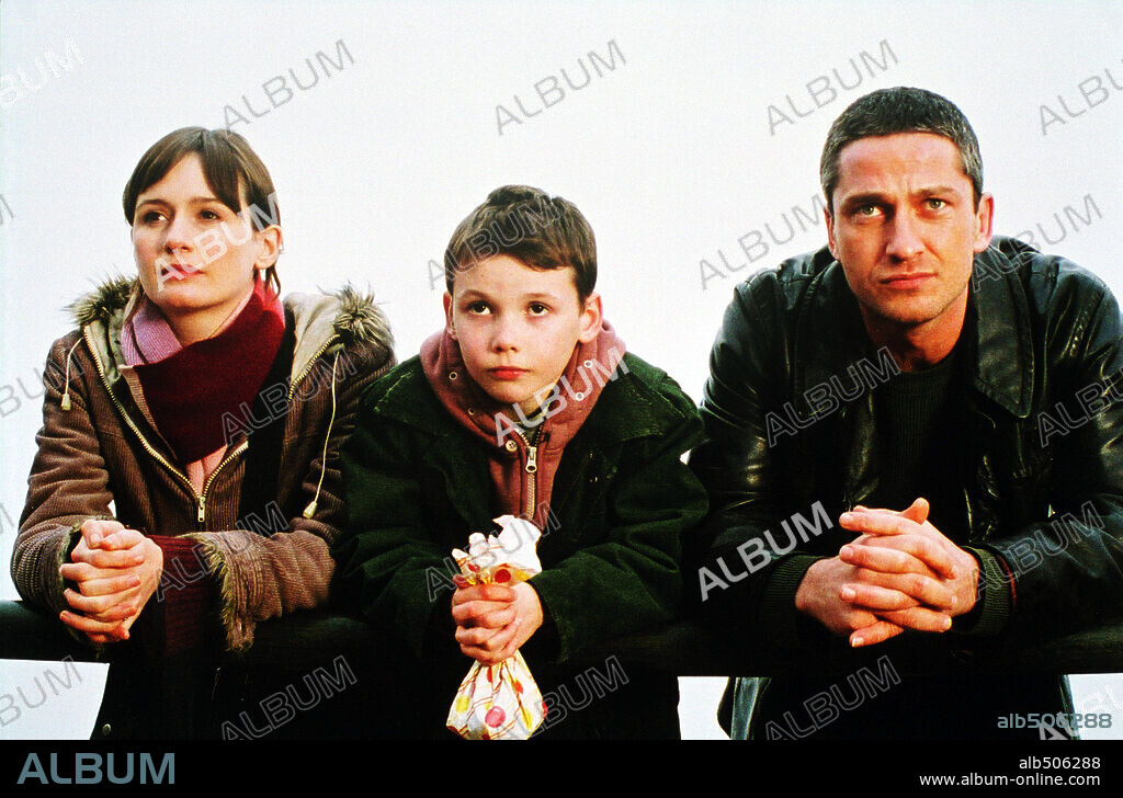 EMILY MORTIMER, GERARD BUTLER y JACK MCELHONE en MI QUERIDO FRANKIE, 2004 (DEAR FRANKIE), dirigida por SHONA AUERBACH. Copyright MIRAMAX.