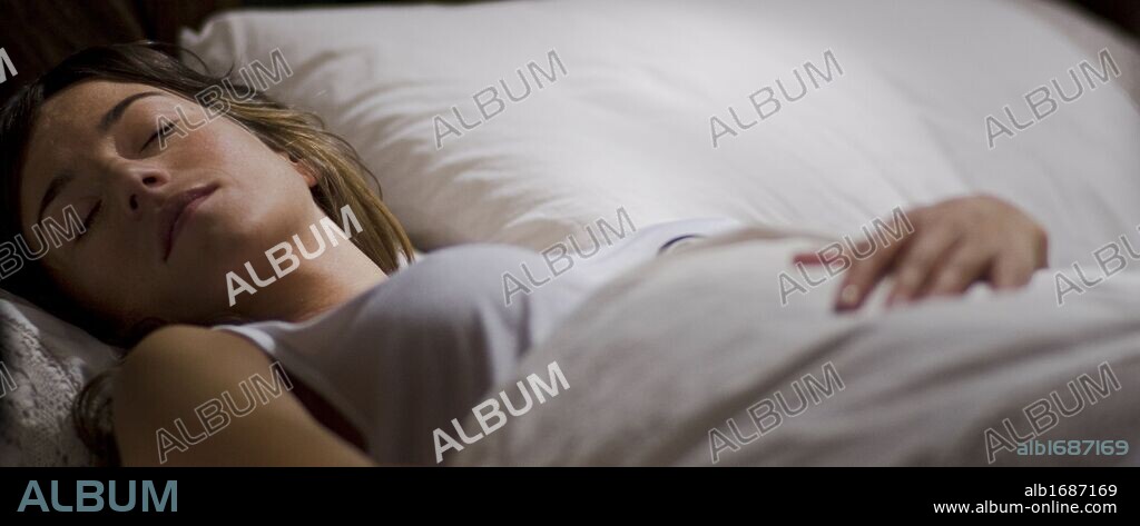 MARTA ETURA en MIENTRAS DUERMES, 2011, dirigida por JAUME BALAGUERO. Copyright FILMAX ENTERTAINMENT.