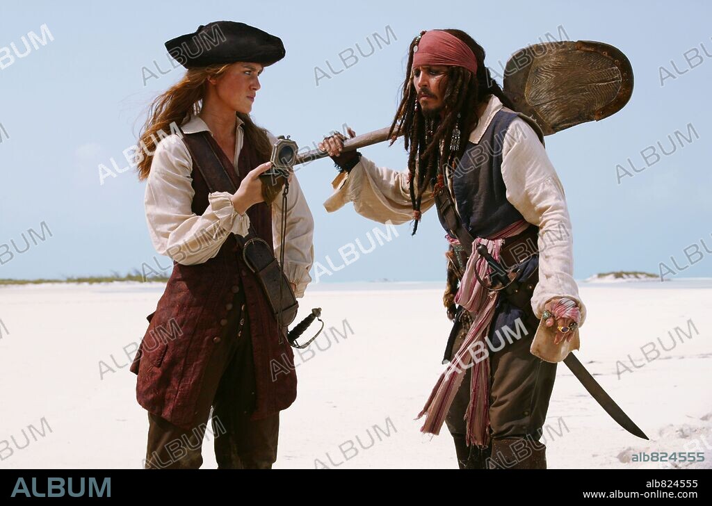 JOHNNY DEPP y KEIRA KNIGHTLEY en PIRATAS DEL CARIBE: EL COFRE DEL HOMBRE MUERTO, 2006 (PIRATES OF THE CARIBBEAN: DEAD MAN'S CHEST), dirigida por GORE VERBINSKI. Copyright DISNEY ENTERPRISES / MOUNTAIN, PETER.