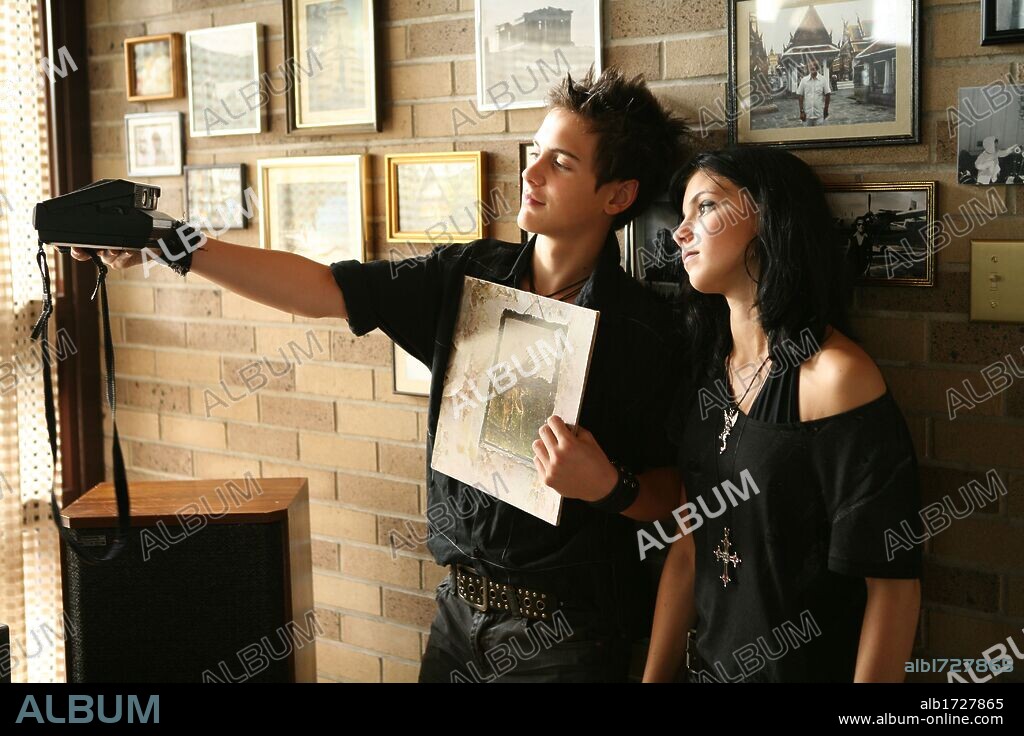 CHANEL FONTAINE and EMILE VALLEE in CAFE DE FLORE, 2011, directed by JEAN-MARC VALLEE. Copyright ITEM 7/MONKEY PACK FILMS.