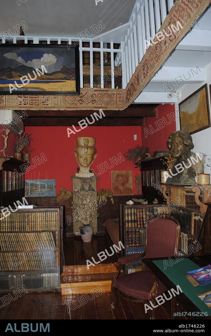 CASA MUSEO del poetar, pintor y pensador ruso MAKSIMILIAN VOLOSHIN (1877-1932). Lugar de encuentro de distintos artistas y escritores de la época. Lugar de refugio durante la Guerra Civil Rusa (1918-1921) al negarse a tomar partido y dar asistencia tanto a soldados rojos como a los soldados blancos. Interior de una de las salas. Ciudad de Koktebel. República autónoma de Crimea. UCRANIA. Europa Oriental.
