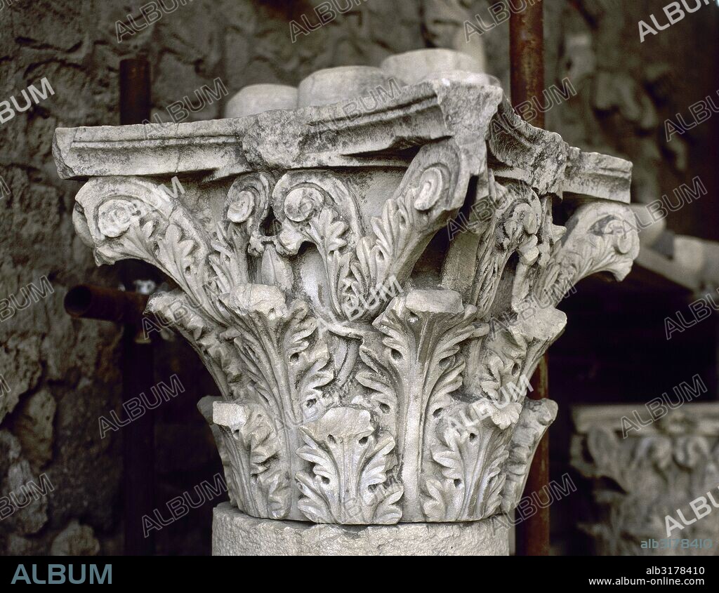 Detalle de un CAPITEL CORINTIO realizado en tufo, el material más usado en época romana. Destacan las dos capas de hojas de acanto. Museo o "Antiquarium". POMPEYA. La Campania. Italia.