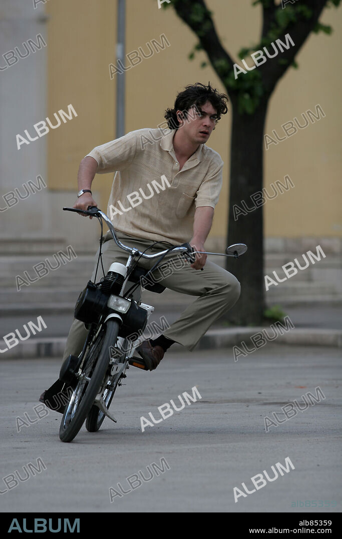 RICCARDO SCAMARCIO in MY BROTHER IS AN ONLY CHILD, 2007 (MIO FRATELLO E FIGLIO UNICO), directed by DANIELE LUCHETTI. Copyright CATTLEYA/BABE FILM.