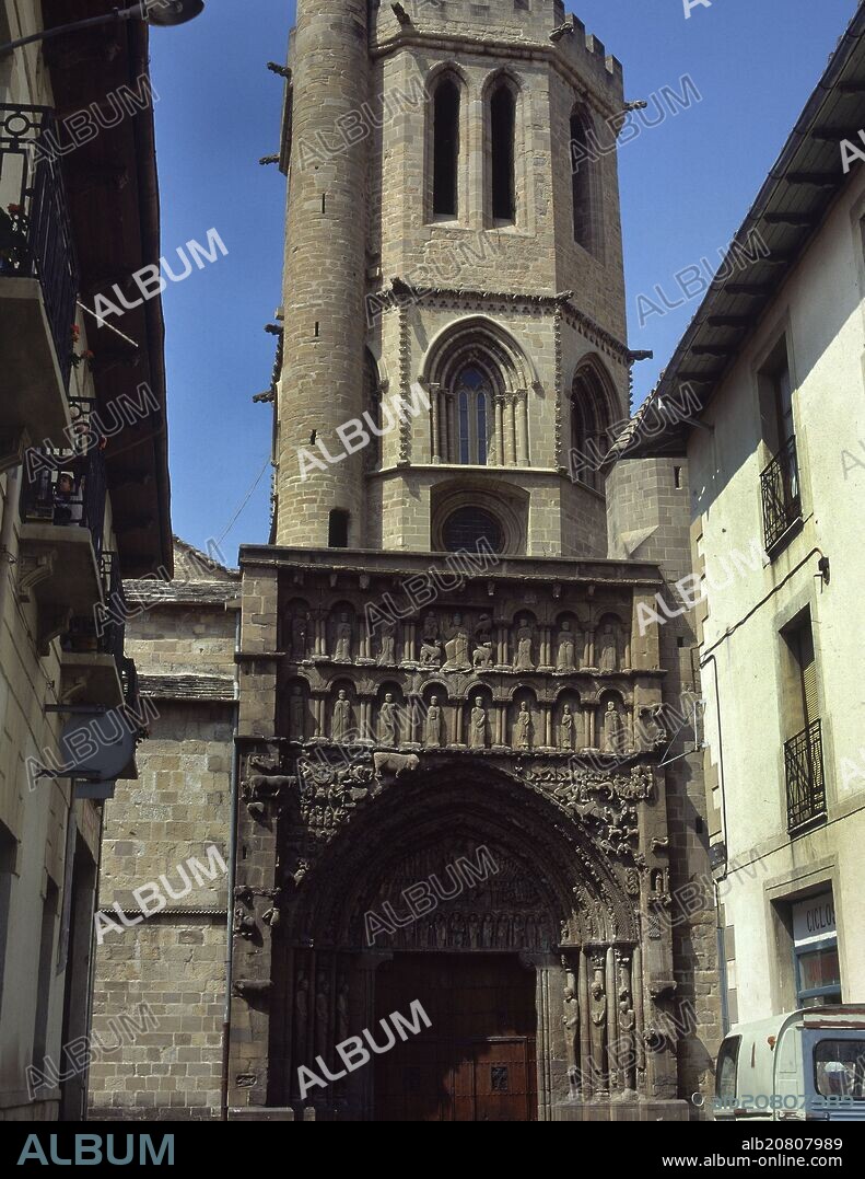 PORTADA Y TORRE DE LA IGLESIA DE SANTA MARIA LA REAL - SIGLO XII.