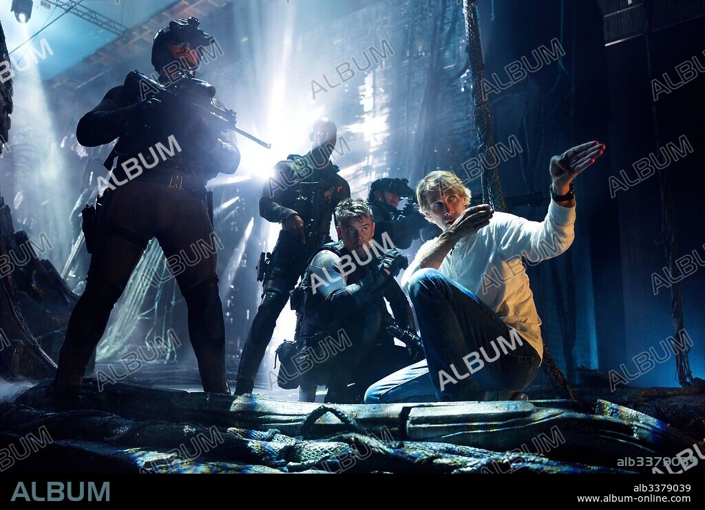 JOSH DUHAMEL and MICHAEL BAY in TRANSFORMERS: THE LAST KNIGHT, 2017, directed by MICHAEL BAY. Copyright PARAMOUNT PICTURES.