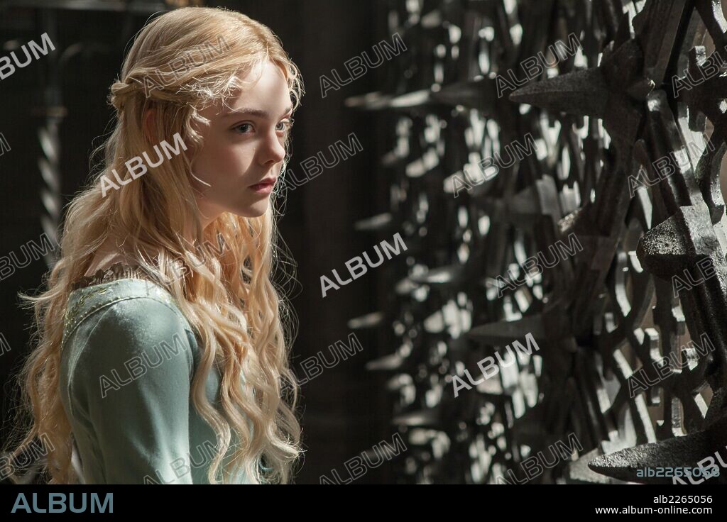 ELLE FANNING en MALEFICA, 2014 (MALEFICENT), dirigida por ROBERT STROMBERG. Copyright MOVING PICTURE COMPANY.