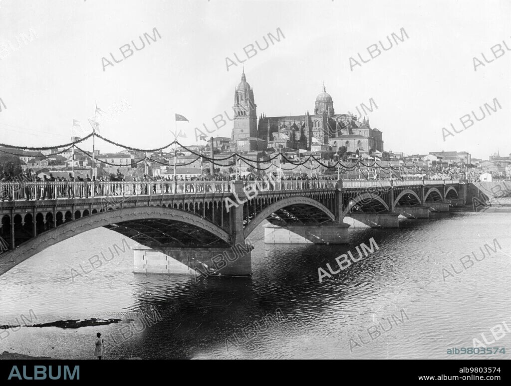 Salamanca, octubre de 1924. Puente sobre el río Tormes. En la imagen, el día de la visita del Príncipe de Asturias.