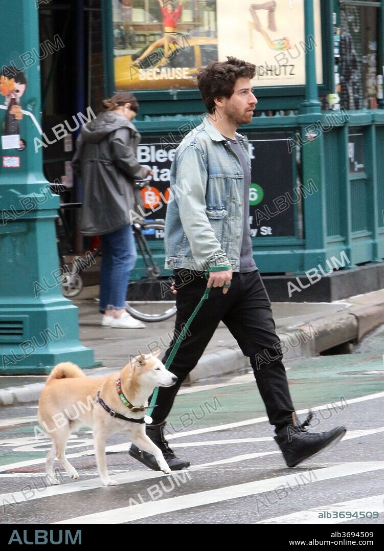 May 17, 2018 - New York, New York, United States - Actor Jake Hoffman walks his dog in Greenwich Village on May 17 2018 in New York City. 17/05/2018