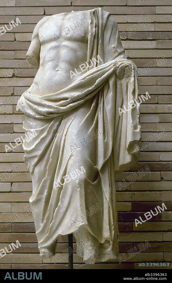 Estatua de Esculapio (nombre latino del dios griego Asclepio), dios de la medicina. Mármol blanco, altura: 1,14 m. Procede de Cerro de San Albín (Mérida). Siglo II d. C. Museo Nacional de Arte Romano. Mérida. Provincia de Badajoz. Extremadura. España.