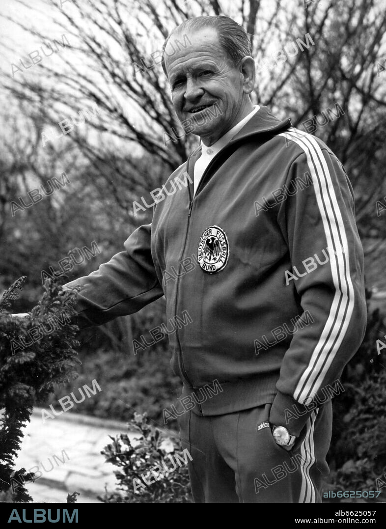 Sepp Herberger, former trainer of the German national team, photographed in his garden in Hohensachsen on the 20th of March in 1972 shortly before his 75th birthday. 20/03/1972